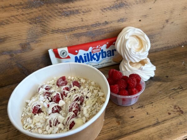 Eton Mess Overnight Oats: Oats soaked in soya milk with white chocolate, crushed meringue, and fresh raspberries.