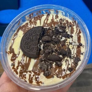 Oreo Overnight Oats: Oats soaked in soya milk drizzled with white and milk chocolate, topped with Oreos.