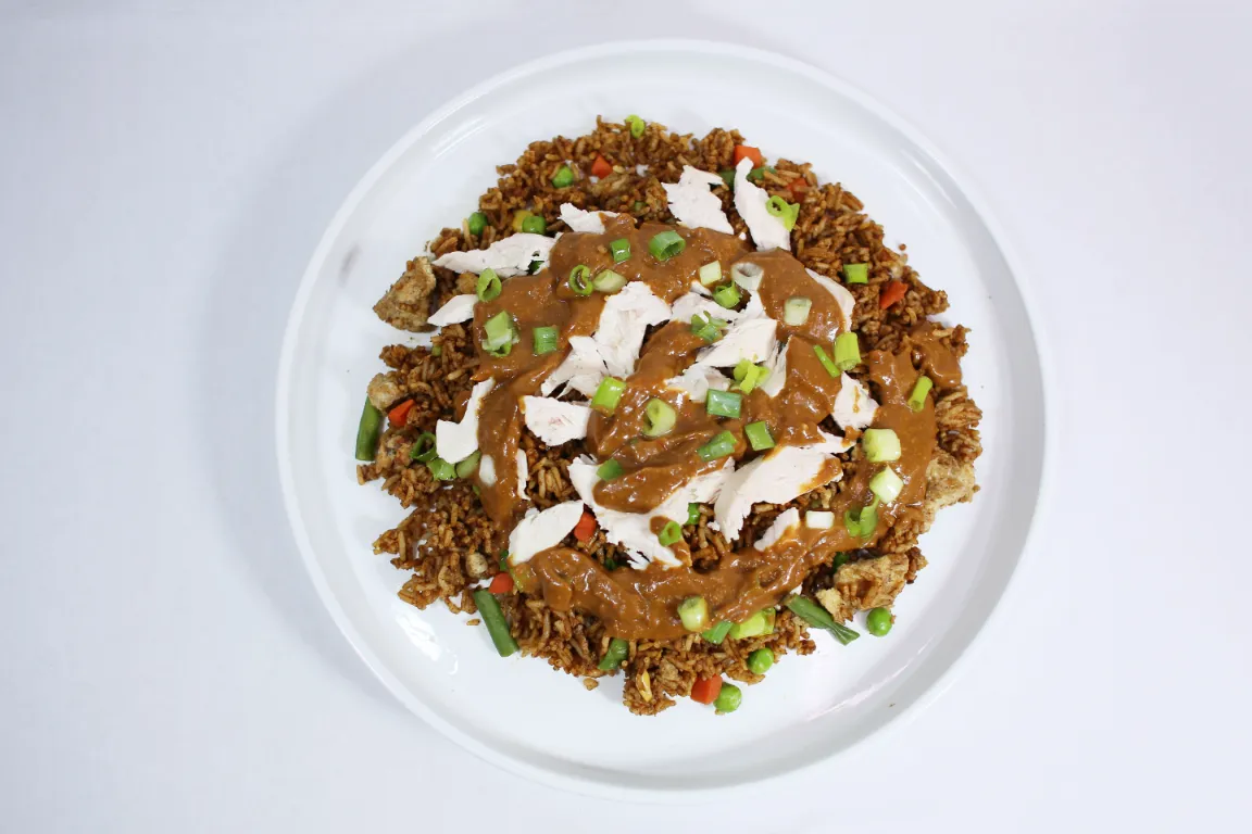 A plate of Chinese Non Fried Rice and Satay Sauce with stir-fried vegetables, tender chicken (or halloumi/king prawns), and a rich peanut satay sauce.