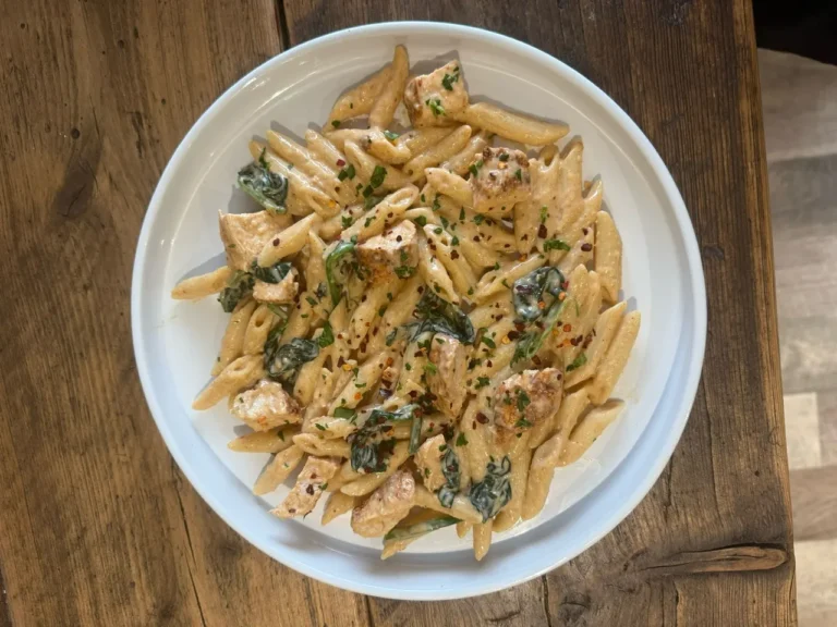 Creamy Cajun Garlic Pasta with pasta,spinach and seasoned grilled chicken tossed in a velvety, dairy-light Cajun garlic sauce.