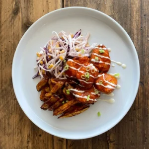 Chicken Buffalo Bites served with Cajun-spiced potato chips and slaw—flavour-packed, high-protein meal prep favourite.