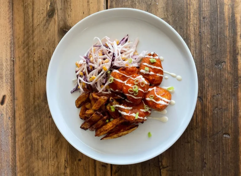 Chicken Buffalo Bites served with Cajun-spiced potato chips and slaw—flavour-packed, high-protein meal prep favourite.
