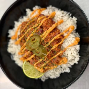 Chilli bowl with beef chilli, rice, chipotle mayo, jalapeños and lime