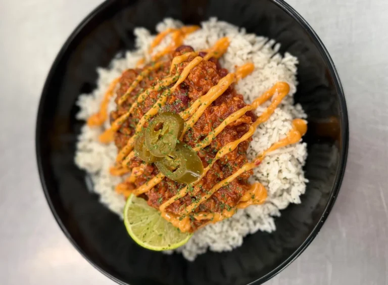 Chilli bowl with beef chilli, rice, chipotle mayo, jalapeños and lime